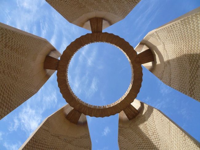 アスワンハイダムにある記念碑。飛行機が早く出発したため、時間が余ってしまい、バスを下車して見学しました。<br />写真撮影の時間、私は駐車場にあったトイレをおじさんに開けてもらっていました。