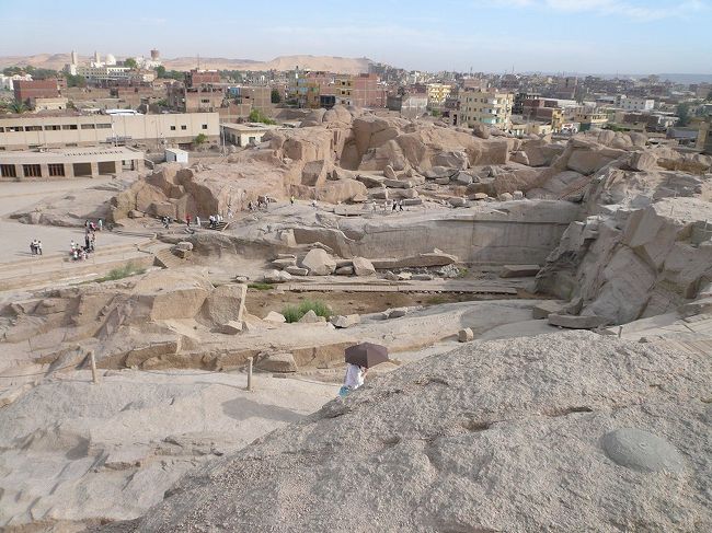 切りかけのオベリスクがある石切場の全体図。気温も上がって、石の山を登るのも辛かったので、当時の人達は暑い中の作業大変だっただろうな…などと考えていました。