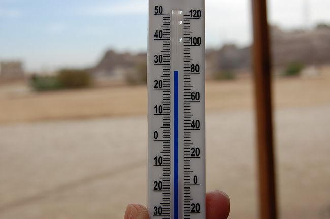 温度計を見てみると…。<br />表示されている温度よりも体感温度は絶対暑いと思います。気温というか、日差しが強いんです。あと地面からの照り返しがジリジリとして暑いんです。