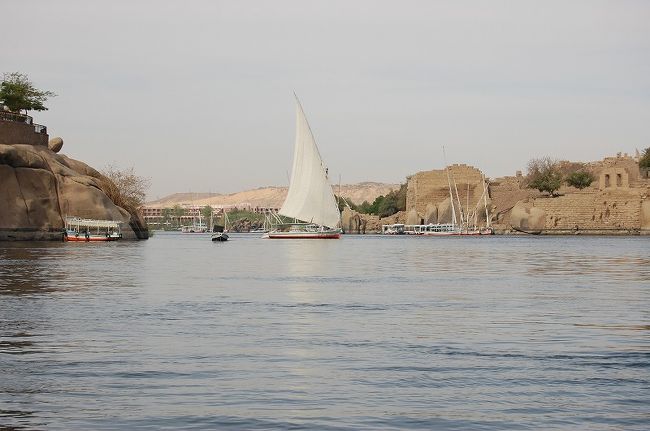 切りかけのオベリスクを後にすると、バスの中で添乗員さんからお話が。飛行機がこんなに早く到着するのが想定外だったので時間が余ってしまった、追加料金がかかってしまうが、ファルーカに乗らないか？との事。全員参加でファルーカに乗る事になりました。<br />