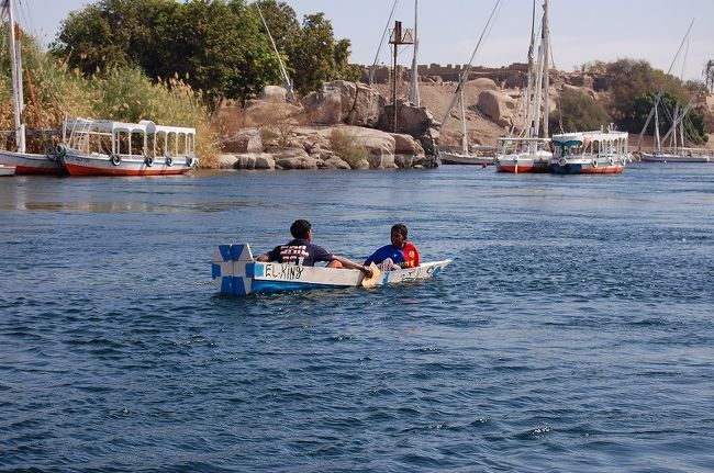 ファルーカはエンジンを積んでいないのですごく静かで川からの風が涼しくて気持ちよかったです。子供が手作りっぽいボートで近づいてきたりしました。<br />