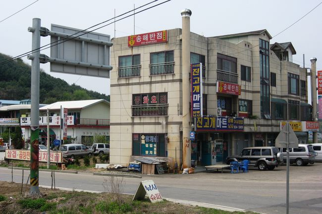 市街地が近づいてきたようです。建物の密度が濃くなってきました。西門まであと僅かな距離のようです。