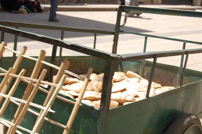 ここはパンやさん？<br />リヤカーにそのまま乗せてる？<br />いいのか？？<br />おなか空いてきたなぁ…。朝ごはん３時だもの。<br />おいしそ〜。