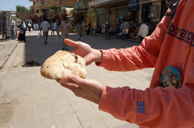 お兄ちゃんが焼きたてを持ってきてくれたのでそれを購入。あちち！<br />つけるものも挟むものもないのでそのまま食べる。<br />おいし〜〜！！レストランで食べたのより全然おいしい！<br />感激しながら集合場所のホテルに戻りました。