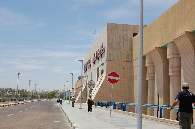 空港に着く頃は猛暑…。午前中の【寒くてトイレが近い】がウソの様に暑い。