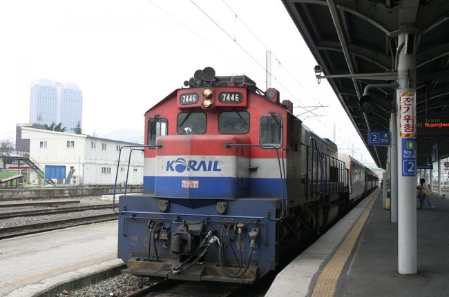 プサン宿泊の朝、タクシーで釜田（プジョン）駅に向かいました。韓国の新幹線ＫＴＸ開通後、プサン駅はＫＴＸの終始発駅となっており、在来線の特急や急行はこの駅が発着点となっています。キョンジュには高速バスで向かうのが一般的ですが、７時ちょうど発の急行ムグンファ号に乗っていきました。<br />