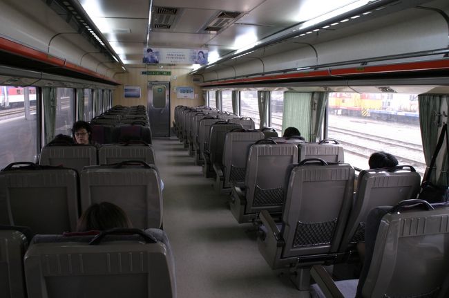ムグンファ号の車内。全席指定で満席になると、立席券を発行しますが、プジョン駅出発時には空席が多く目立っていました。ウルサンに着く頃から込みだしました。