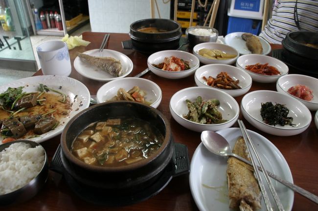 仏国寺入口近くにある食堂でおばちゃんに誘われるまま入った食堂で、テンジャン（味噌）チゲを朝食とする。サービスのおかずも付いて１人５０００Ｗ。韓国での朝ごはんは、経験上テンジャンチゲに限ります。<br />
