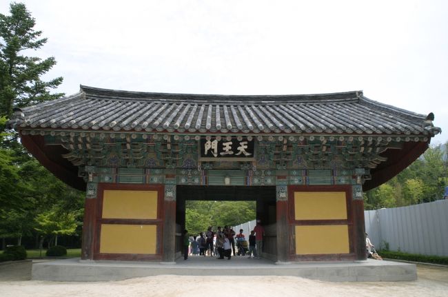 入口を過ぎると庭園があり、しばらく歩くと「天王門」が建っています。<br />