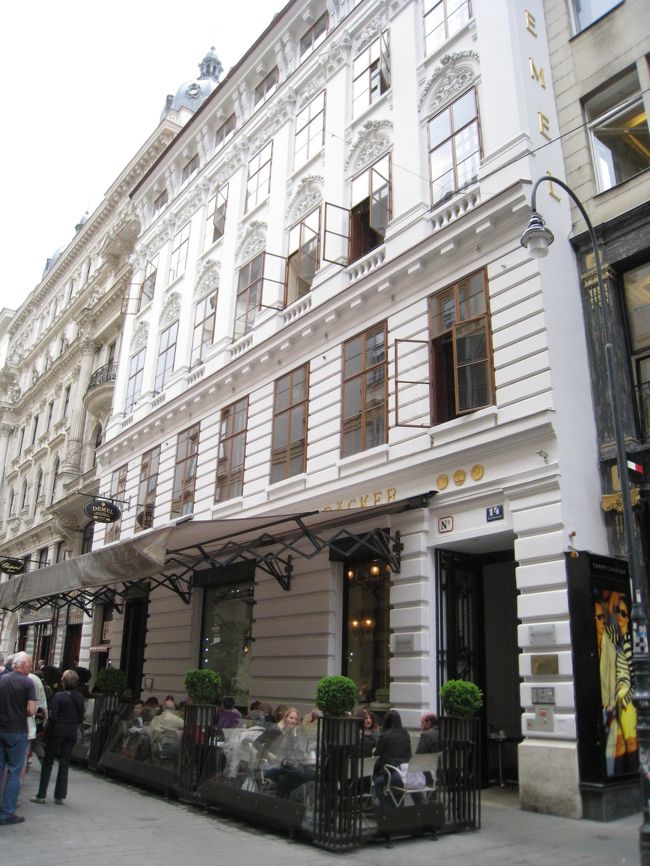 カフェ「デーメル」<br /><br />超有名店。シシィが「スミレの砂糖菓子」に目がなかったことは有名。このスミレ菓子、カフェ「ゲルストナー」でも販売しているが、内容は多少異なります。お土産としてかなりお勧め(後述)。