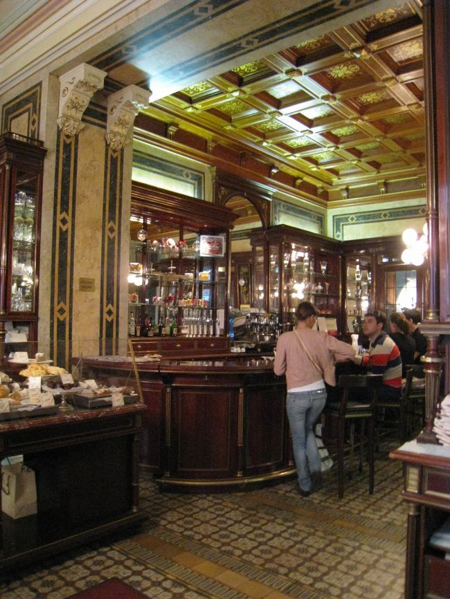 デーメル店内<br /><br />多くの客でにぎわう。