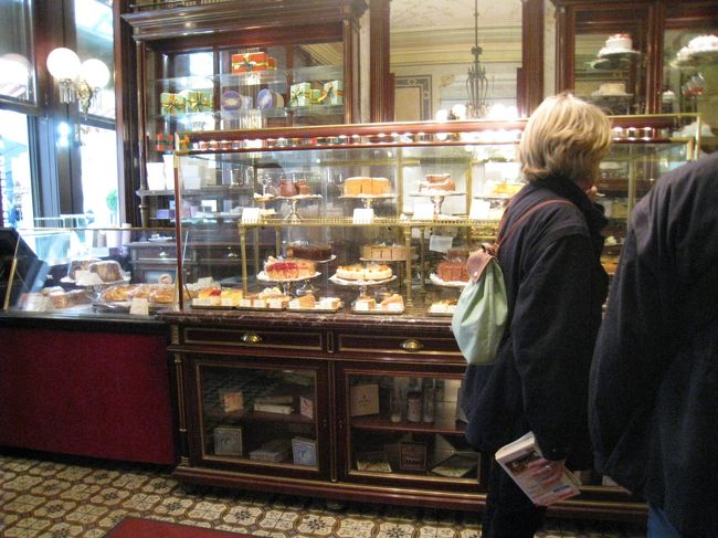 デーメル店内。<br /><br />美味しそうなケーキも多数。