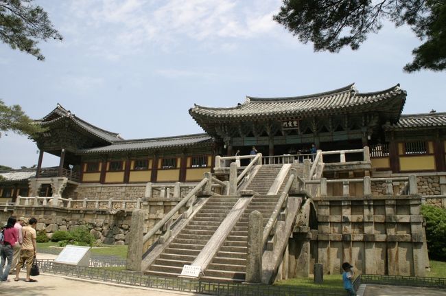 さらに庭園を進むと、メインとなる伽藍の前に出ます。伽藍の右手には「業霞門」があり、この門の石段は保護のため現在は登れなくなっいます。<br />