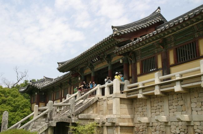 伽藍の左手には「安養門」が建っています。<br />