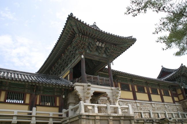 伽藍の正面で業霞門と安養門の間に建つ楼閣風の張り出した建物。