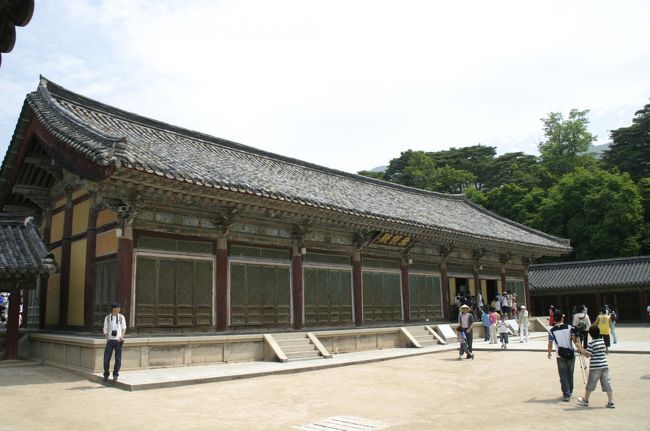 大雄殿のさらに奥には「無説殿」があり、中では僧侶が読経していました。