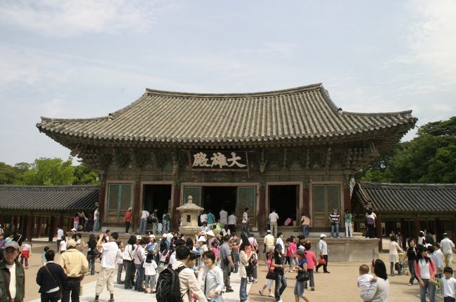 業霞門の奥には「大雄殿」があり、その中には仏像が安置されています。また大雄殿の前には、双塔である釈迦塔と多宝塔が左右に建立されています。<br />