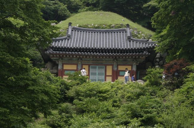 石窟庵の本尊がある覆堂。中は撮影禁止で穏やかな顔をした釈迦如来像が、保存のために設置されたガラス越しに見えます。<br />