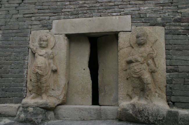 芬皇寺の石塔の一層目の入り口部分にある彫刻。この石塔、当初は９層もあったそうです。<br />