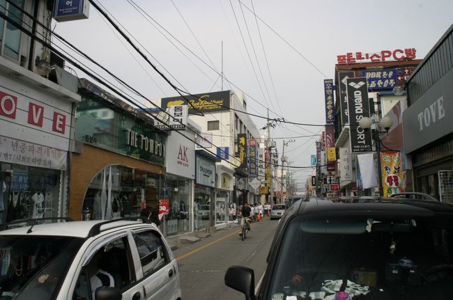 キョンジュの市街地。キョンジュは人口３０万人を超える都会で、駅近くの通りには多くの店が立ち並んでいます。<br />