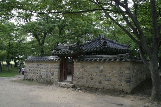 瞻星台の向かいには新羅王の氏族の降臨伝説の残る森「鶏林（ケリム）」があります。<br />