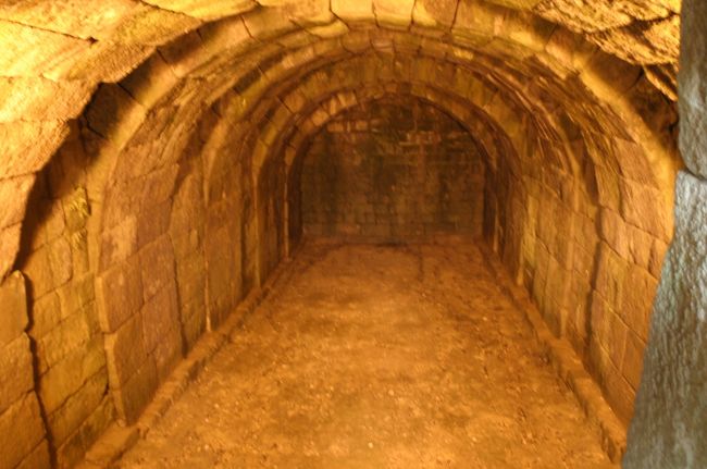 石氷庫の内部。石をドーム状に積み上げた貯蔵庫の内部。