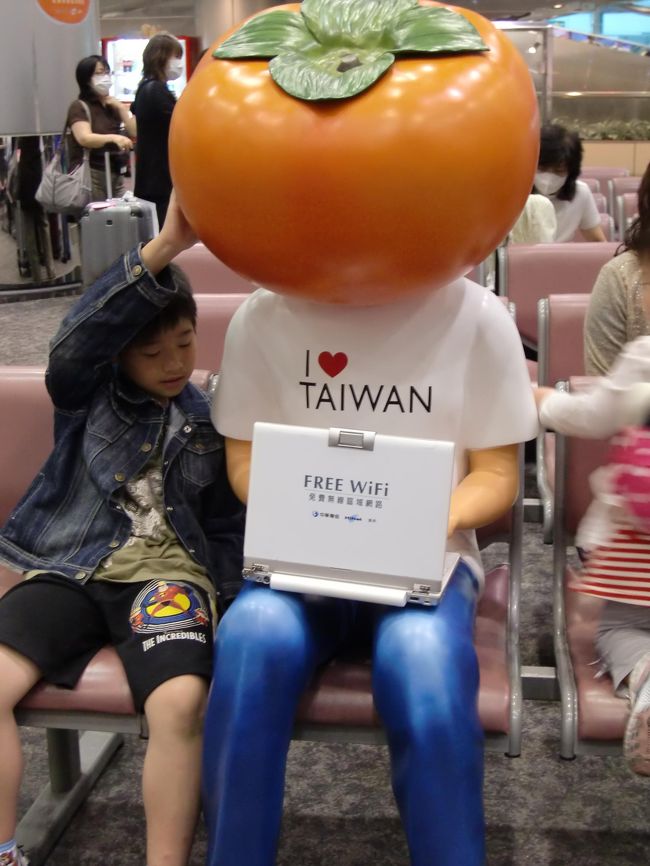 桃園空港でてすぐ。<br />なんで柿なのか不明。