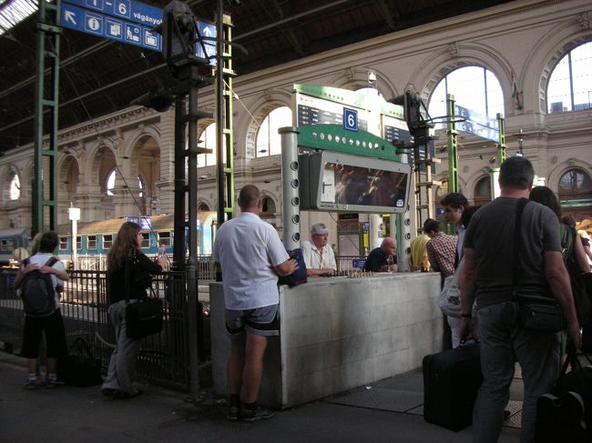 東駅に到着。<br />　<br />構内でチェスにふけるおじさまたち。<br />