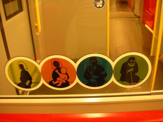 メトロの優先席に貼ってあったマーク。<br />ちょっと悪そうな人ばかり。