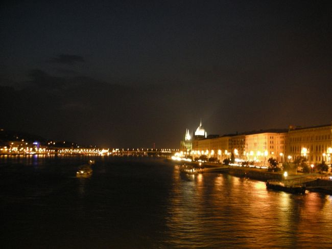 プラハほど派手ではない、落ち着いた夜景。<br /><br />ブダペストはいぶし銀のような街です。
