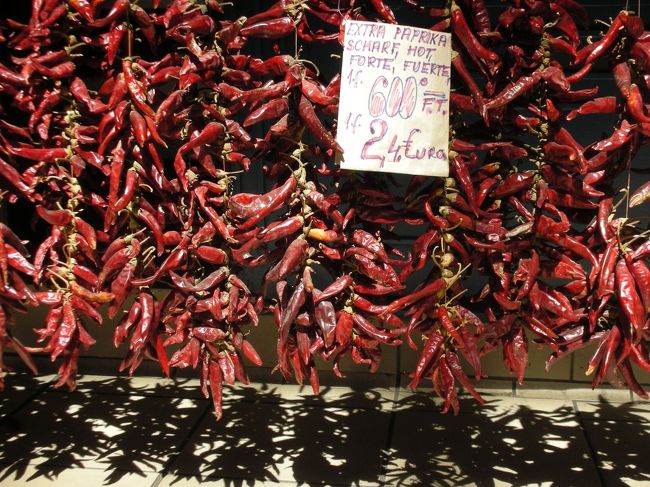 マーケットのパプリカ屋さん。<br /><br />これでもかと言わんばかり。
