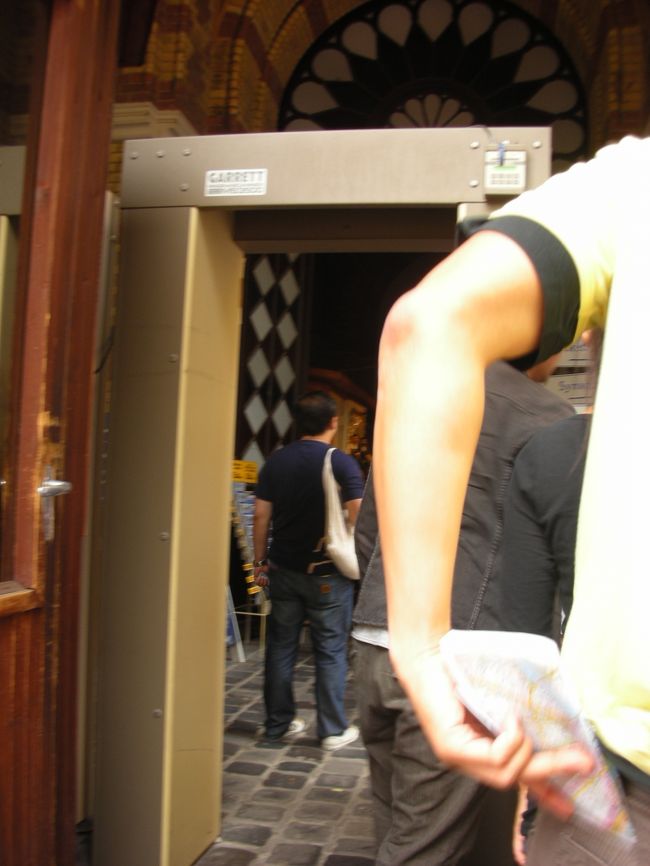 翌日行ってみました。<br /><br />入館前の手荷物＆ボディチェック。