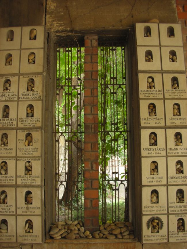 ホロコーストの犠牲者の名前が書かれた箱が並んでいて、追悼の意をこめて石を入れます。<br /><br />状況は違えど、同じような悲劇が今もあちこちで繰り広げられていることを思いながら。