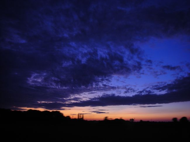 夜行バスに乗って、一路ブルガリア・ソフィアへ。<br /><br />セルビア国境近くからみた日暮れ。