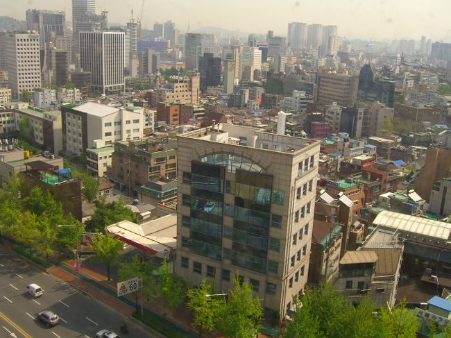 3日目の朝。朝食の後、チェックアウトして、スーツケースと共に、ソファに座って待っていた。何を待ってたかというと「ハナ小公STUDIO」つまり「メイクアップフォトスタジオ」<br />え？まだわかんないですか？ww　え〜と、綺麗にお化粧してもらって、ドレスやら着て、写真を撮るのですww。ミーハーで、すまそ・・ww。<br />お迎え時間は10:30。5分前に入って来たおばさんは、別のペアに声を掛けた。名前を言ってたので、「あ、こっち」と手を上げる。<br />車のトランクにスーツケースを入れて、2人で後ろに乗り込む。<br />このまま「ハナ小公STUDIO」まで行き、写真を撮ってから、ウェスティン・チョースンホテルにチェックインの予定。