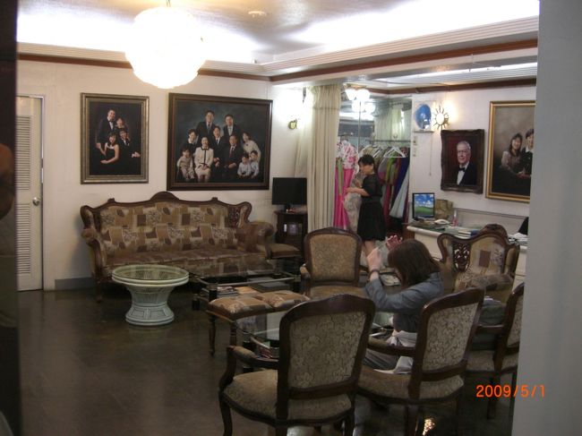 スタジオの入ったビルに着くと、外でスタッフが待っていてくれて、スーツケースを持って、一緒にエレベーターで上がる。<br />ああ、話を通しといてよかったぁ。本当は、先にウェスティンに寄ってもらって、荷物だけ置きたかったけど、「それはできない」と、言われたんだよね。でも、ちゃんと対応してくれるし。<br />スタジオに入ると、早速、衣装選び。ドレスは白！白がいいんだもんっ！ほんでー、裾の長―いの！それから、チマチョゴリ。うーわー、これは、どれがいいのかなあ？よくわからん。少し迷って、ピンクのやつにした。