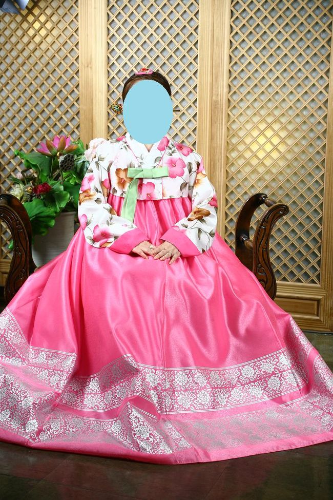 さて、いよいよ撮影。先ほど、外で待っててくれたおじさんが、カメラマンさんですた。<br />ポーズの注文を英語で言われ、その通りにしているつもりだけど、「スマイル」と言われたって、素人ですからぁ〜・・（;´Д｀）