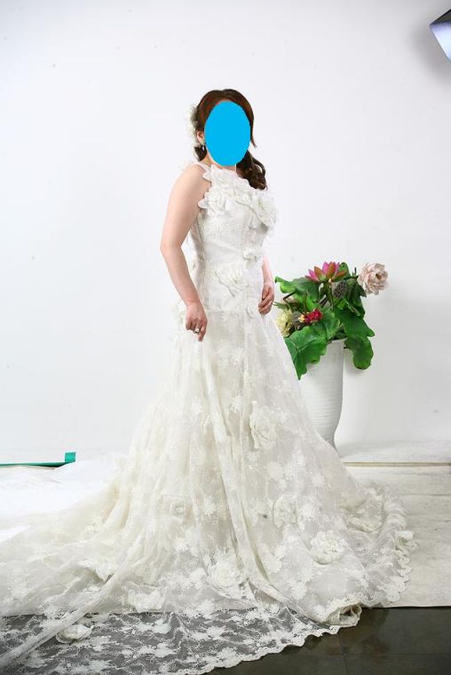 次に、ドレスにお色直し。裾をわさわさ・・させながら、鏡台に移動。部分カツラを付けられ、たちまちロングヘアー。<br />ほんで、またまた、ぎこちない「スマイル」で、写真を撮ってもらう。<br />一通り終わって、着替えて待っていると、アルバムに入った2枚の写真と、チマチョゴリ姿の写真立て、CDを貰った。