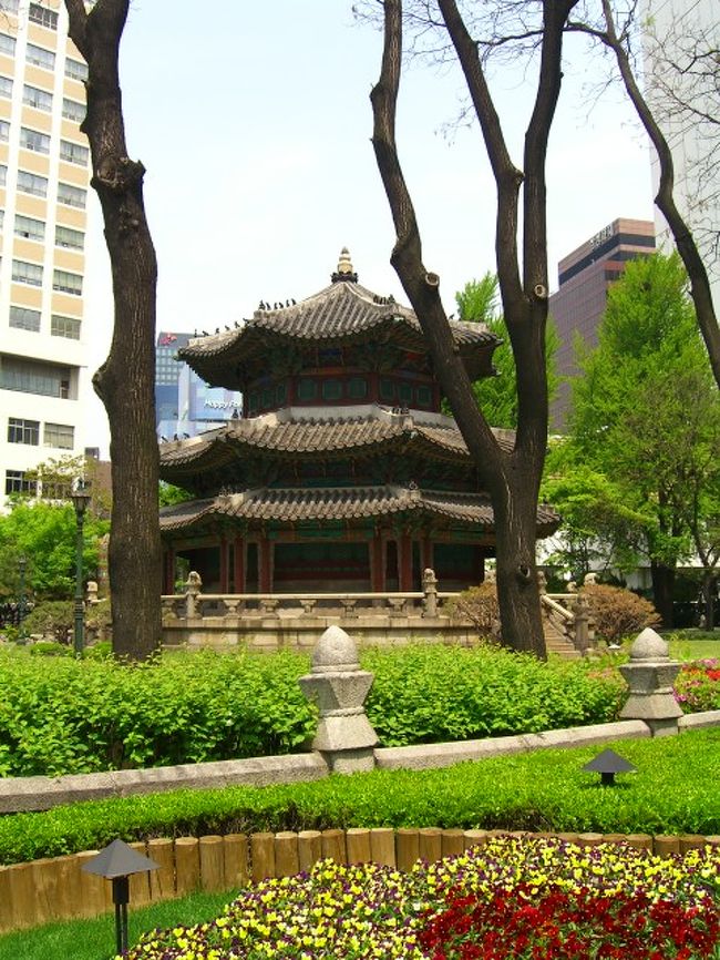 簡単に荷解きをして、お昼を食べに行く・・前に「まだお腹すいてない」ので、ロッテ免税店に行くことにする。<br />ホテルの敷地にある、古いお寺の一部を撮りながら、お寺の隅っこから出られる階段を見つけて、降りると、「プレジデントホテル」に出た。そこから隣のロッテホテルを通って、免税店へ。<br />エレベーターで10Fまで上がって、中に入ると、すごい人。先に「VIPカード」を作って、中を一周。ここでもセールをやっているんだけど、どうも、イマイチ今回は、食指が動かない。