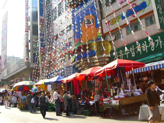 一通り、ふらふら・・してから外に出て、今度こそお昼ご飯。ミョンドン側に渡って、「味加本(ミカボン)」で鮑粥。お粥なので、すんなり口に入る。期待のアワビは、歯ごたえのあるモノに当たることもあるけど、「あわびだよぉーん」と言う感じはない。でも、まずくはないから、良しとする。夜に重いモノを食べてるから、お昼は軽めでいいしー。割引クーポンで安くしてもらって、ごちそうさまー♪<br />「さて、今からナンデムン(南大門)に、向かいまーす」「はいはい」「そこで雑貨とかー、ばら撒き土産を買うの」<br />「ナンデムン(南大門)」までは、歩ける距離なので、ぶらぶら歩くことにする。<br />大きな「郵便局」を横目に、地下に潜って、向こうに渡り、「シンセゲ(新世界)百貨店」に入る。そこから地上に出ると、もう「ナンデムン(南大門)市場」。