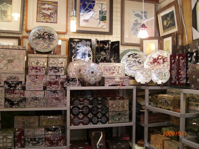 ふと見ると、お隣さんは「螺鈿細工」のお店。「螺鈿」は自分への記念に欲しい一品。でも「お高いじゃなぁい？奥様っ」←誰に言ってる？ww<br />びくびくしながら、色々と眺める。試しに「これはいくらですか？」と聞くと、(・∀・)ほう、買えなくない値段。てか、「あら、お安いわよ！奥様っ」←だから、誰にっ？！ww<br />色々眺めて、「絵皿」に目が行った。「あんなの、私のコレクションボードに欲しいなぁ・・」<br />いちおー、値段を聞いて、「またねぇ」<br />それから、そこのフロアで「螺鈿」探し。<br />雑貨やさんも、いっぱいあったけど、螺鈿細工やさんもあったのだ。<br />手当たりしだいに、絵皿の値段を聞く。そのひとつのお店で、あったのだ！私好みの「螺鈿」が！！<br />「絵皿」の柄は、何故か鶴とかオシドリとかの「縁起もの」っぽい柄ばかり。「鳥があまり好きじゃないなぁ・・」と思っていたら、「牡丹の花」の柄を見つけたのだ。<br />「花柄」が(・∀・)ｲｲ!!　他も色々見たけど、やはり「花柄」だよ。<br />そのお店にしかなかったので、ゲット♪　ﾜｰｲヽ(ﾟ∀ﾟ)メ(ﾟ∀ﾟ)メ(ﾟ∀ﾟ)ノﾜｰｲ<br />今、家のコレクションボードの中に、飾っております♪ww