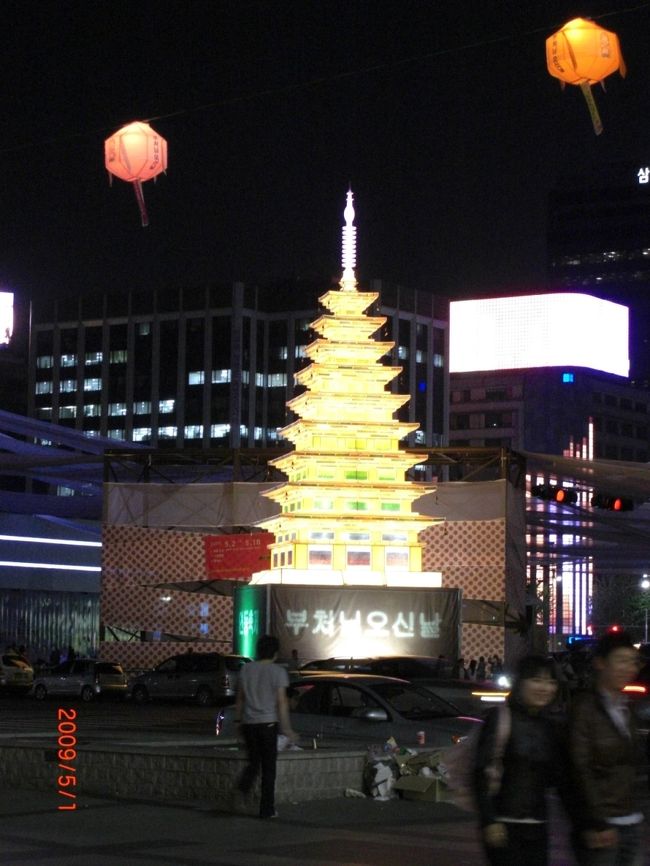 今度は「シチョン(市庁)」駅の方に歩いて行って、西に向かう。<br />「まだか？」「教会が見えたら、右」目指す教会を見つけ、右に曲がると、さびしい道に出た。「本当にこんなとこにあるの？・・という感じのとこだって」「ふ〜ん」しかし、まぢでどこだよ？ビルしかありませんが？<br />「ここか？」と思うビルは、薄暗い。「いいのかな？」と思いながら、そーーっとドアを押して中に入った。ビルの中、真正面に座っていた警備員のおじさんが、びっくりして立ち上がった。「キンラン(金蘭)？」と言われたので、「イエス」と言うと、腕で大きくバツマークを出す。「 工エｴェｪ（´д｀）ｪェｴエ工工　休みぃ〜・・」<br />今日は5月1日。メーデーですね？そんでー、韓国では祝日なのでした。せっせと歩いてここまで来た、我々はどーなるっ！韓定食を楽しみにしてた我々は、どーなるぅぅぅーーー！！デモするぞぉ、ホンマ。<br /><br />勇んで来た道を、とぼとぼと引き返す。「トクスグン(徳寿宮)」まで帰って来て、「どーするよ？ご飯」もうどこでもいいや・・・。ふいと見ると、「うどん」の文字。そこで食べますた。うどん自体は、コシがあって、それなりにおいしかったです。