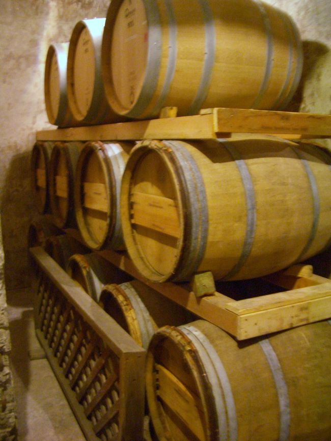 ホワイトオーク製のワインが入った樽ですが昔ワインを入れた貯蔵庫を改造した建物の中に積んでありました。