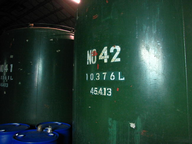 色々な貯蔵方法がありますがこれは大きなタンクですが、このタンクの容量は10376リットルで仕込んだ日付は昭和45年4月13日です。