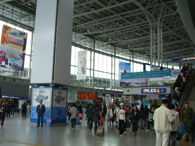 ラウンジで朝食を食べ、さて今日は少し遠出をする日。「スウォン(水原)」にある「韓国民族村」まで足を伸ばす。