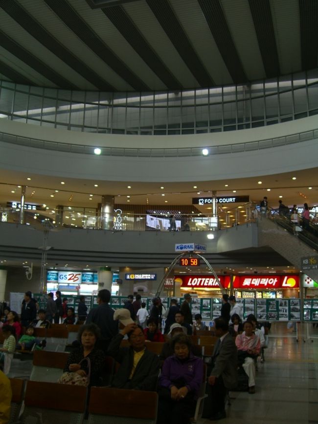 眠くなって、うつらうつらしていると、「降りるぞ」と起こされる。慌てて、電車を降りて、改札を通る。<br />「スウォン(水原)」の駅は、私が想像していたのとは、まったく違っていた。「都会だぁー！」田舎ののんびりとした駅だとばかり思っていたら、駅ビルにはデパートが入ってるし、すごい人が行き来している。