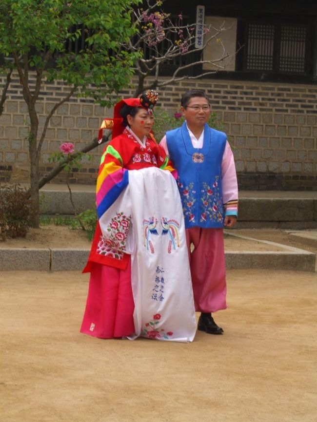 「琉球村」みたいだなぁ・・・と思いながら、再現された家を見て歩く。時々、当時の格好をした人を見る。ここのスタッフらしい。家畜小屋には、ホンモノの牛や馬もいる。何か所かの家を見学して、大きな門のある屋敷に入ると、民族衣装を着た男女がいた。<br />「あ、ここだったんだぁ」丁度、バスが着いた時間が、「模擬結婚式」の行われる時間。場所は「貴族の屋敷」とあって、地図に寄ると、民族村のずいぶん奥。「見たいけど、間に合わないかも・・・」と思いながら、奥に進んでいたのだ。<br />やはり、結婚式は終わっていたけど、まだ結婚式の衣装を着たペアは、いてくれた。<br />( ﾉｪ)ｺｯｿﾘ・・・しかし、もうちょっとイケメンにした方が、客寄せになるのではないか・・・とww