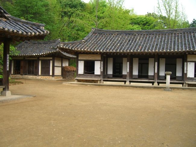 新郎・新婦を写真に撮って、トイレから戻ると、雨が降り出した。傘を差して、「もうこの奥は、市場と食べるとこだから、戻ろう」と、来た道とは別の道から戻る。<br />雨は、だんだん強くなってくる。一通り見学した後で、よかった。<br />「時代村」なので、舗装はしていない。ぬかるみを気にしながら、出口に急ぐ。<br />雨よけのつもりで、土産物屋を覗く。やはり、ツーリストプライス。ちょっと高いので、買う気はない。ここでも、螺鈿を見て、「うんうん。あの絵皿は、いい買い物だった」と、ご満悦ww。