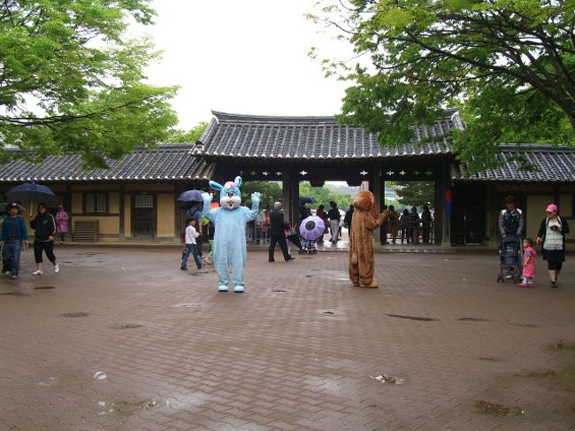 出口近くには、この雨の中、「きぐるみ」が2匹？。なんで、うさぎ？それもカメラ目線だしっ！ww<br />予定よりかなり早いけど、もう帰ることにする。<br />出たところに、またインフォメがあったので、「シャトルバス」の止まるところを聞き、そこでずーーっと待つ。やっと来たバスに乗り、スウォン駅に戻って来た。