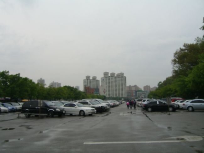 「おなかすいたねー」「ここで食べよう」と、駅ビルのデパートに入る。<br />エレベーターで上に上がって、レストラン街へ。「何にしよーかなぁ・・・」さんざ迷って、何だかよくわからないが、多分「日本料理」だと思われるレストランに入って、「ラーメン」と「うどん」を注文。<br />うどんはそこそこ普通の味なのに、ラーメンはおいしくなかった・・(つд⊂)ｴｰﾝ。<br />それから、また「ムグンファ号」で帰るために、ダイヤを見たら、丁度15分後にある。「あれに乗ろう」と、きっぷ売り場に並んで、頼んだのに、売り場のおねーさんは、それより1時間も遅いやつを紹介する。「座席がないんだよ」あららー、そんなことがあるとは、思ってもみなかった。